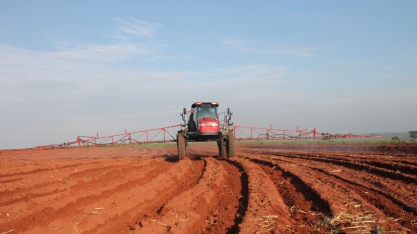 Embora legal, mistura de herbicidas no tanque pode causar sérios prejuízos ao manejo de plantas daninhas
