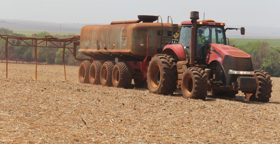  Carreta aplicadora de vinhaça localizada em ação nos canaviais da São Martinho