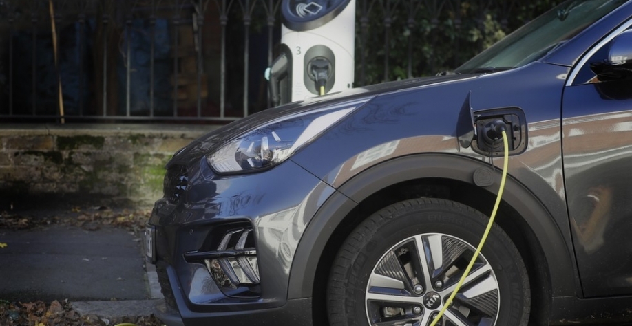 Carro elétrico é carregado em rua de Londres. Governo britânico vai proibir a venda de novos carros a gasolina e diesel a partir de 2030 — Foto: Kirsty Wigglesworth/AP