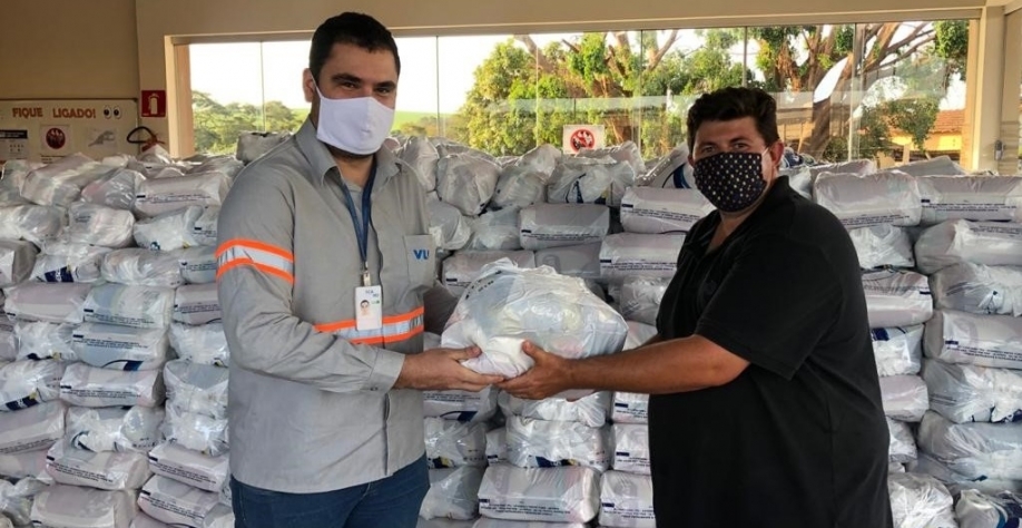 Em parceria com a VLI, a Tereos disponibilizou álcool 70% e duas mil cestas básicas para caminhoneiros. Foto: Divulgação Tereos/VLI  