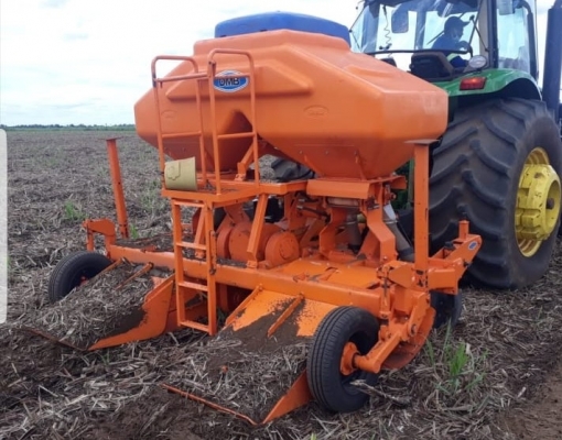  O equipamento incorpora a palhada das entrelinhas de cana