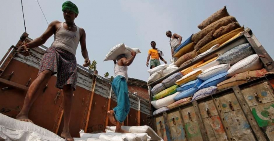 Trabalhadores movimentam sacas de açúcar em Calcutá, Índia 14/11/2018 REUTERS/Rupak De Chowdhuri Foto: Reuters