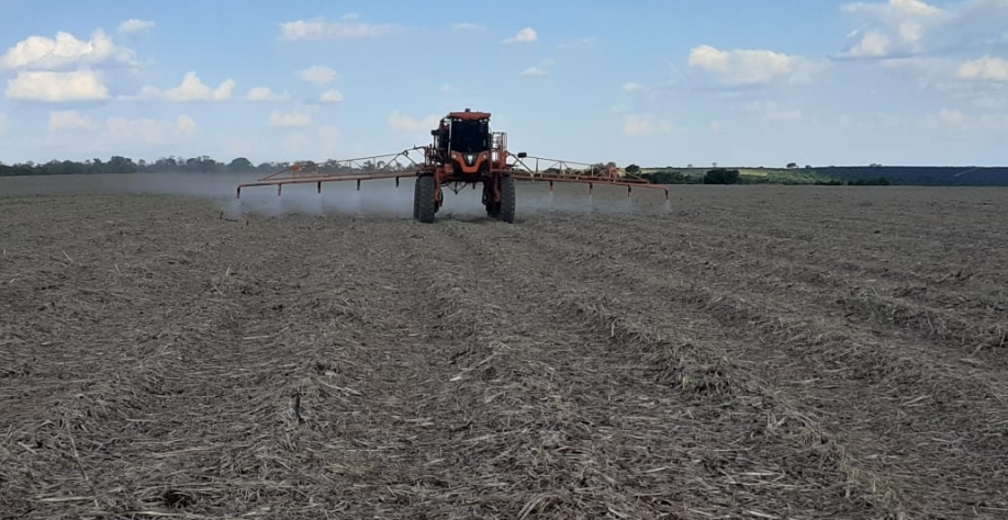 Máquina adaptada pelos profissionais da Cerradinho realiza adubação em 12 linhas de cana