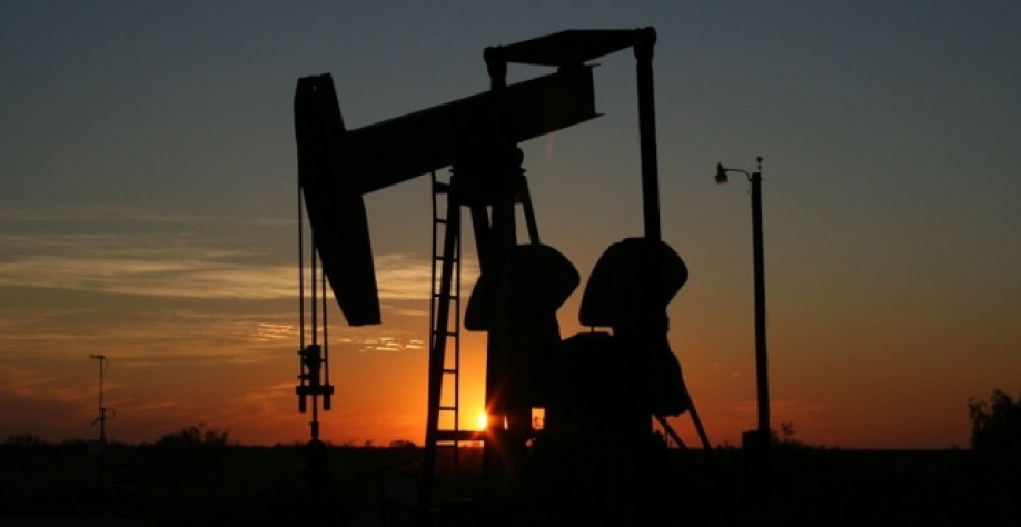 Os futuros de petróleo bruto Brent caíam 0,13 dólar para 55,93 dólares o barril às 8:17 (horário de Brasília) (Imagem: pixabay)