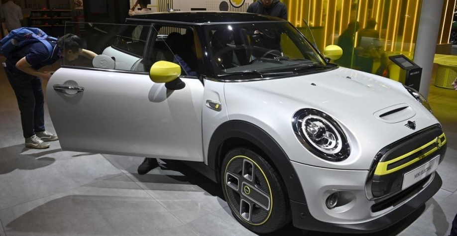 Um carro elétrico da Mini é exibido no estande da fabricante no Salão do Automóvel de Frankfurt Foto: Tobias Schwarz / AFP
