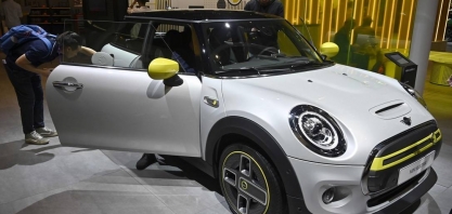 Com avanço de carros elétricos e híbridos, petroleiras correm para fazer combustível verde