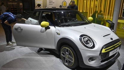 Com avanço de carros elétricos e híbridos, petroleiras correm para fazer combustível verde