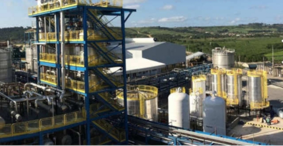 Unidade alagoana de etanol 2G da GranBio, pioneira na extração do biocombustível do bagaço da cana (Imagem: site/Granbio)