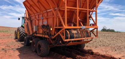 Usina Lins otimiza plantio mecanizado de cana com recursos de máquina automatizada