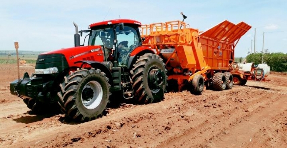 Versão completa Plantadora de Cana Picada PCP 6000 Automatizada diminuir o índice de falhas, a quantidade de mudas utilizadas no plantio e reduz custo da operação.  Crédito foto: Agro Retiro