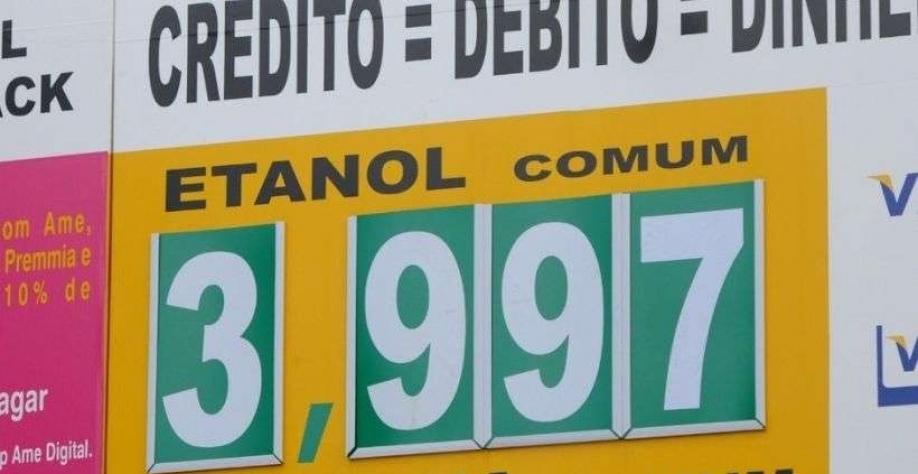 Anúncio de preço do etanol em posto de combustível na região Centro-Sul de BH; variação nos últimos 15 dias na capital mineira chega a R$ 0,70 no litro do etanol(foto: Túlio Santos/EM/D.A Press)