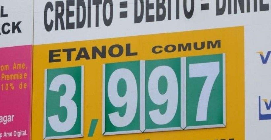 Anúncio de preço do etanol em posto de combustível na região Centro-Sul de BH; variação nos últimos 15 dias na capital mineira chega a R$ 0,70 no litro do etanol(foto: Túlio Santos/EM/D.A Press)