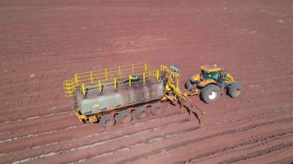 Aplicação de vinhaça concentrada no sulco da Cana