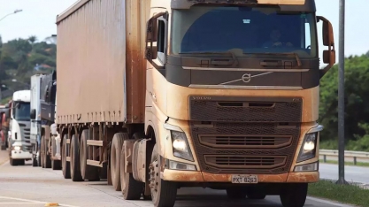 Governo estuda 'bolsa caminhoneiro' contra alta do diesel sem mexer na Petrobras