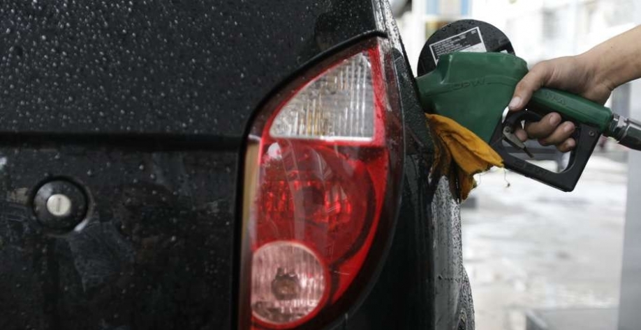 Veículo abastecido a etanol em posto de combustíveis no Rio de Janeiro (RJ) 30/04/2008 REUTERS/Sergio Moraes Foto: Reuters
