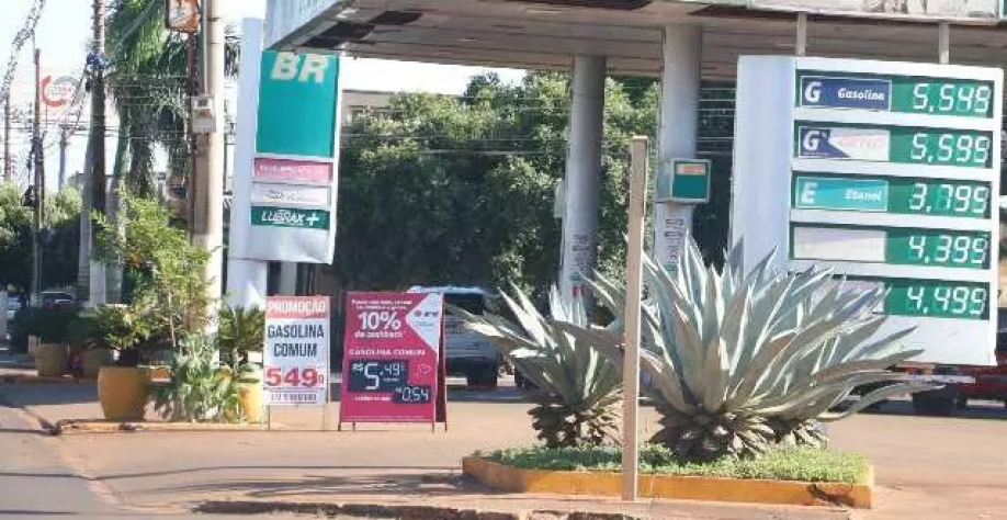 Gasolina vendida a R$ 5,54 fora da promoção em posto de Dourados (Foto: Helio de Freitas) - CREDITO: CAMPO GRANDE NEWS
