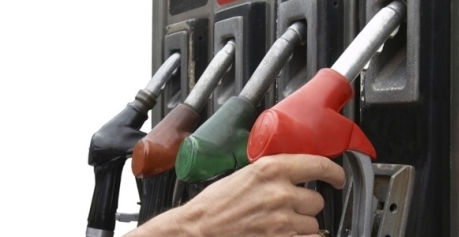 Combustível derivado do petróleo subiu mais do que o álcool em fevereiro, mas ainda é mais vantajoso na maior parte do País Imagem: Shutterstock