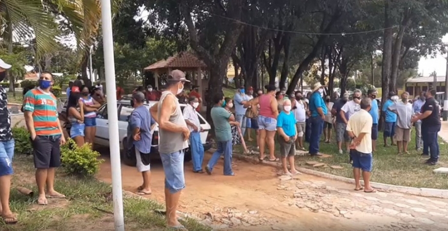 Ex-funcionários da Usina Floralco fizeram protesto no Fórum de Flórida Paulista — Foto: Carlos Volpi/TV Fronteira