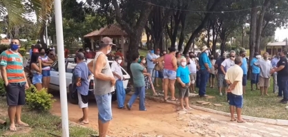 Ex-funcionários de usina fazem protesto no Fórum de Flórida Paulista para reivindicar agilidade em processos trabalhistas