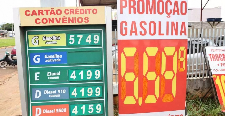Anunciada como promoção, valor da gasolina a R$ 5,59 o litro é só para quem for pagar no dinheiro ou cartão de débito. (Foto: Paulo Francis) - CREDITO: CAMPO GRANDE NEWS