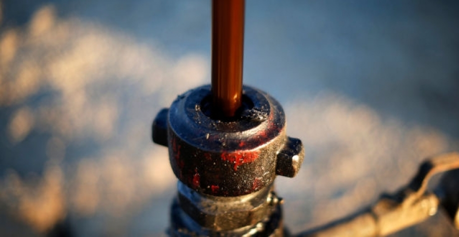 Óleo cru em trajetória de alta firme sob pressão de produção ainda menor (Imagem: REUTERS/Lucy Nicholson)
