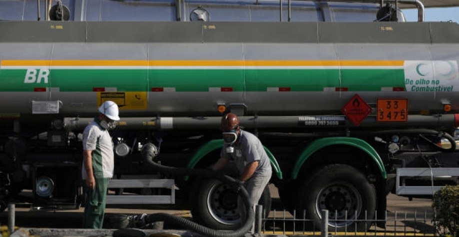 Distribuidoras de combustíveis tiraram o pé do acelerados no reajuste de preços (Imagem: REUTERS/Diego Vara)