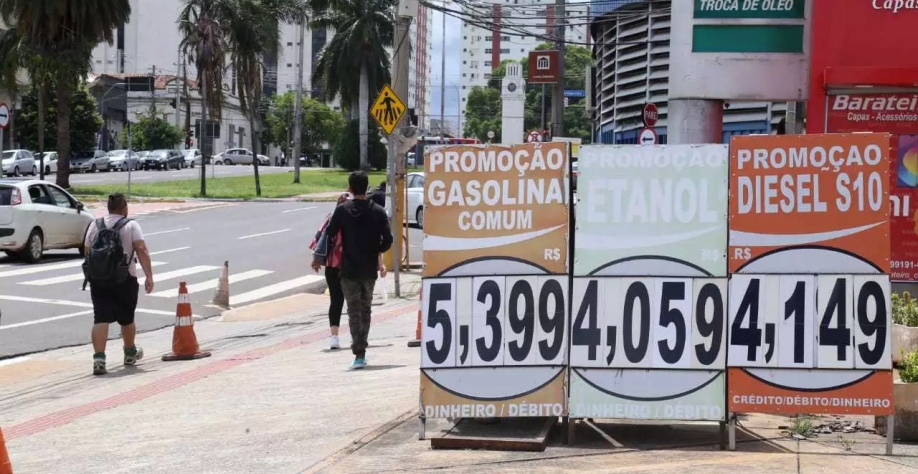 Placas mostra preços dos combustíveis neste sábado em Campo Grande. (Foto: Kisie Ainoã) - CREDITO: CAMPO GRANDE NEWS