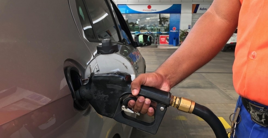 Segundo a pesquisa, em um mês o preço da gasolina, em BH, por exemplo, teve alta de 8,8%. — Foto: Alan Chaves/G1