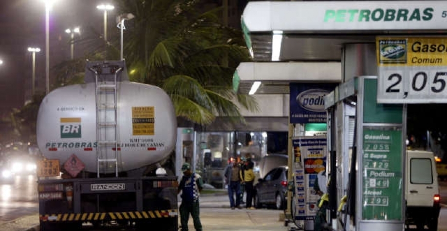 Manutenção da alta do petróleo pressiona a Petrobras a rever preços da gasolina e influi na margem do etanol hidratado (Imagem: REUTERS/Sergio Moraes)
