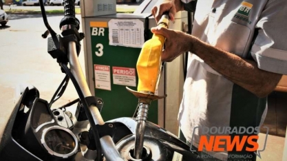 Queda no preço do litro da gasolina chega a R$ 0,20 em menos de um mês em Dourados