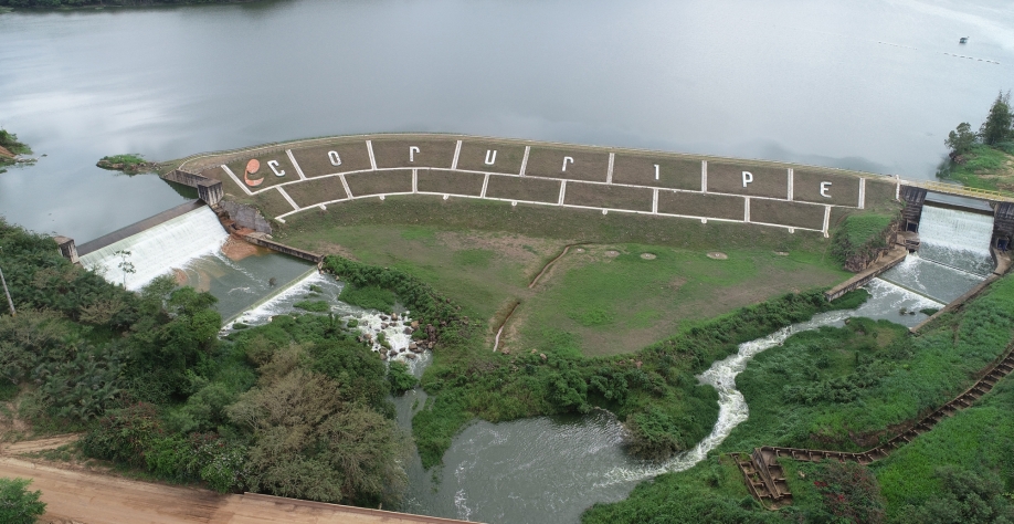 A maior das nove barragens construídas pela Coruripe: água para os canaviais da usina, para os pequenos produtores e peixes aos pescadores