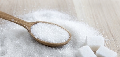 Puxado pelas incertezas climáticas, futuros do açúcar fecham em alta e superam 18 cts/lb