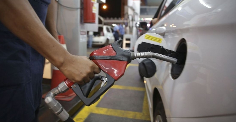 A parcela do PIS/Cofins sobre o diesel é de R$ 0,35 por litro - Foto: Marcello Casal J/ Agência Brasil