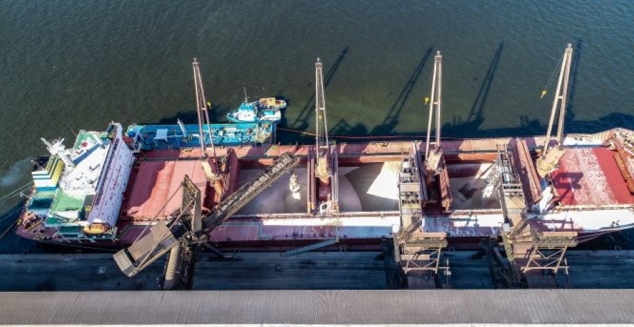 Terminal Açucareiro Copersucar - Carregamento de navio com açúcar bruto para exportação no Porto de Santo