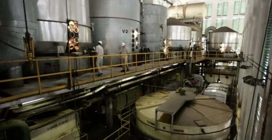 Trabalhadores em usina de etanol / Fonte: Reprodução – Google