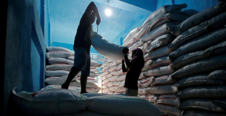 O consumo foi reduzido nessa avaliação para refletir o aumento nos casos de Covid-19 na Índia e no Brasil (Imagem: REUTERS/Rupak De Chowdhuri)