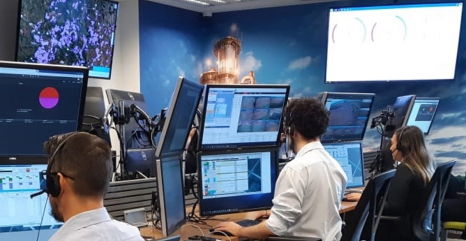 Ao alto, à esquerda, monitor do sistema de controle de incêndios com imagens de satélite de áreas da operação agroindustrial, em sala de gestão de operações da BP Bunge - imagem produzida antes da pandemia (Crédito: Divulgação) 