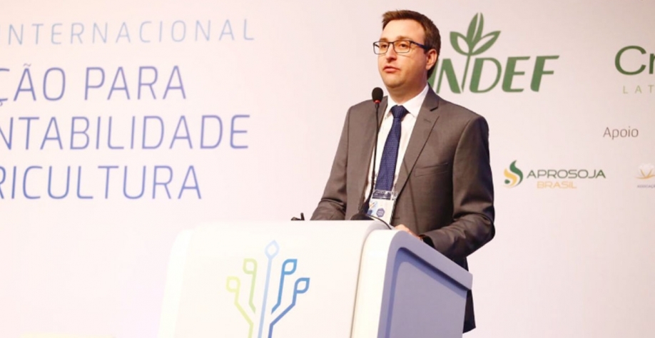 Professor da FCA/UNESP, Caio Carbonari alerta que nem todos os inseticidas presentes no mercado terão bom comportamento nessa modalidade. “O produto deve contar com formulação e características físico-químicas adequadas”. Foto: Banco de dados Internet