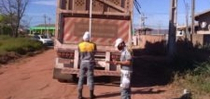 Caminhões de transporte de cana-de-açúcar são fiscalizados em São Francisco de Itabapoana, no RJ