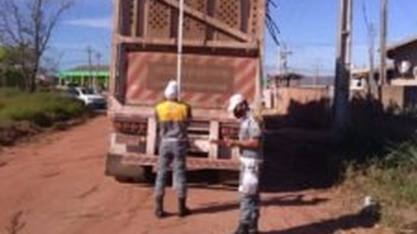 Caminhões de transporte de cana-de-açúcar são fiscalizados em São Francisco de Itabapoana, no RJ