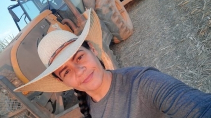 Trabalhadora se capacita e realiza sonho de operar máquina agrícola