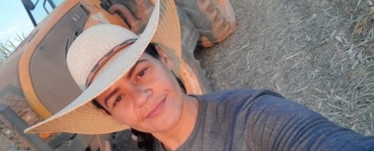 Trabalhadora se capacita e realiza sonho de operar máquina agrícola