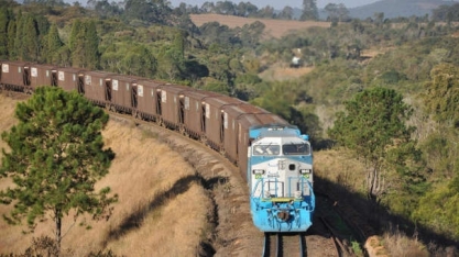 Rumo engata volume e tarifas e ação deve driblar sacolejo à frente