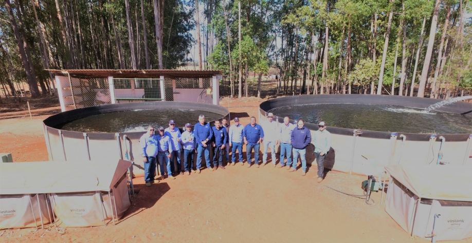  Equipe da Energética Serranópolis em frente as duas biofábricas CLC®.