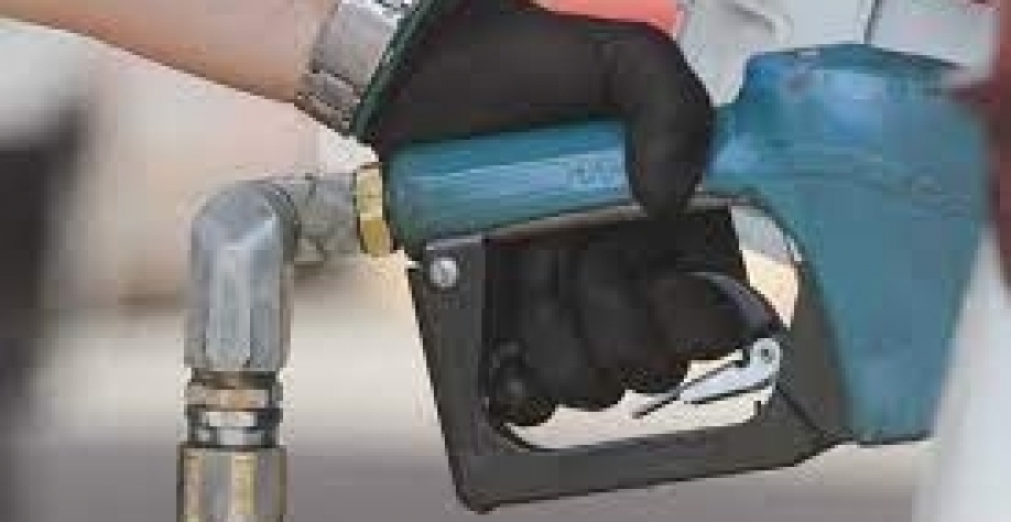 Frentista abastece veículo em posto de combustível de Campo Grande (Foto: Marcos Maluf)