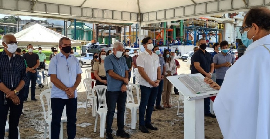 Realizada no pátio interno da usina, a missa foi organizada pela diretoria da empresa. - Foto: Reprodução