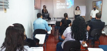 Colaboradores recebem treinamento específico sobre a LGPD