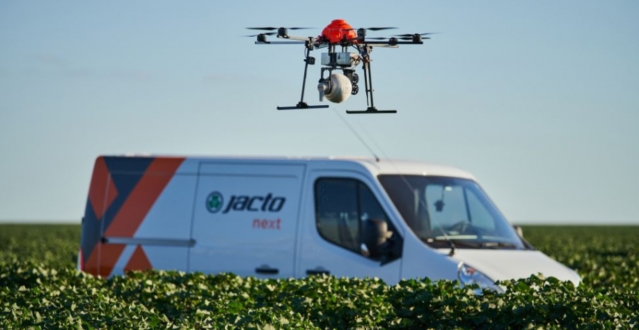 Entre os serviços integrados do modulo de gestão de operações EKOS, presente no ecossistema digital Jacto Connect, estão as operações especiais com drones, o que inclui a liberação de macrobiológicos da Koopert