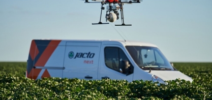 Koppert e Jacto anunciam parceria para liberação de biodenfesivos macrobiológicos via drones em grãos e fibras