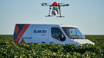 Koppert e Jacto anunciam parceria para liberação de biodenfesivos macrobiológicos via drones em grãos e fibras